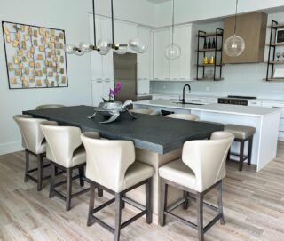 Perfect gathering space for family and friends. 

#marcoisland #custombuilder #interiordesign #luxuryhomebuilder #beautifulhomes #homedecor #instaluxe #instadesign #naples #luxurylifestyle #homedesign #naplesflorida #design #build #remodel  #luxuryhome #newconstruction #coastalliving #braunbuilders #dreamhouse